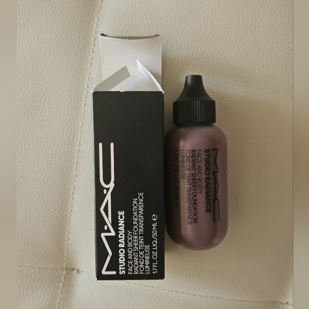 MAC Studio Radiance Sheer Foundation A62
